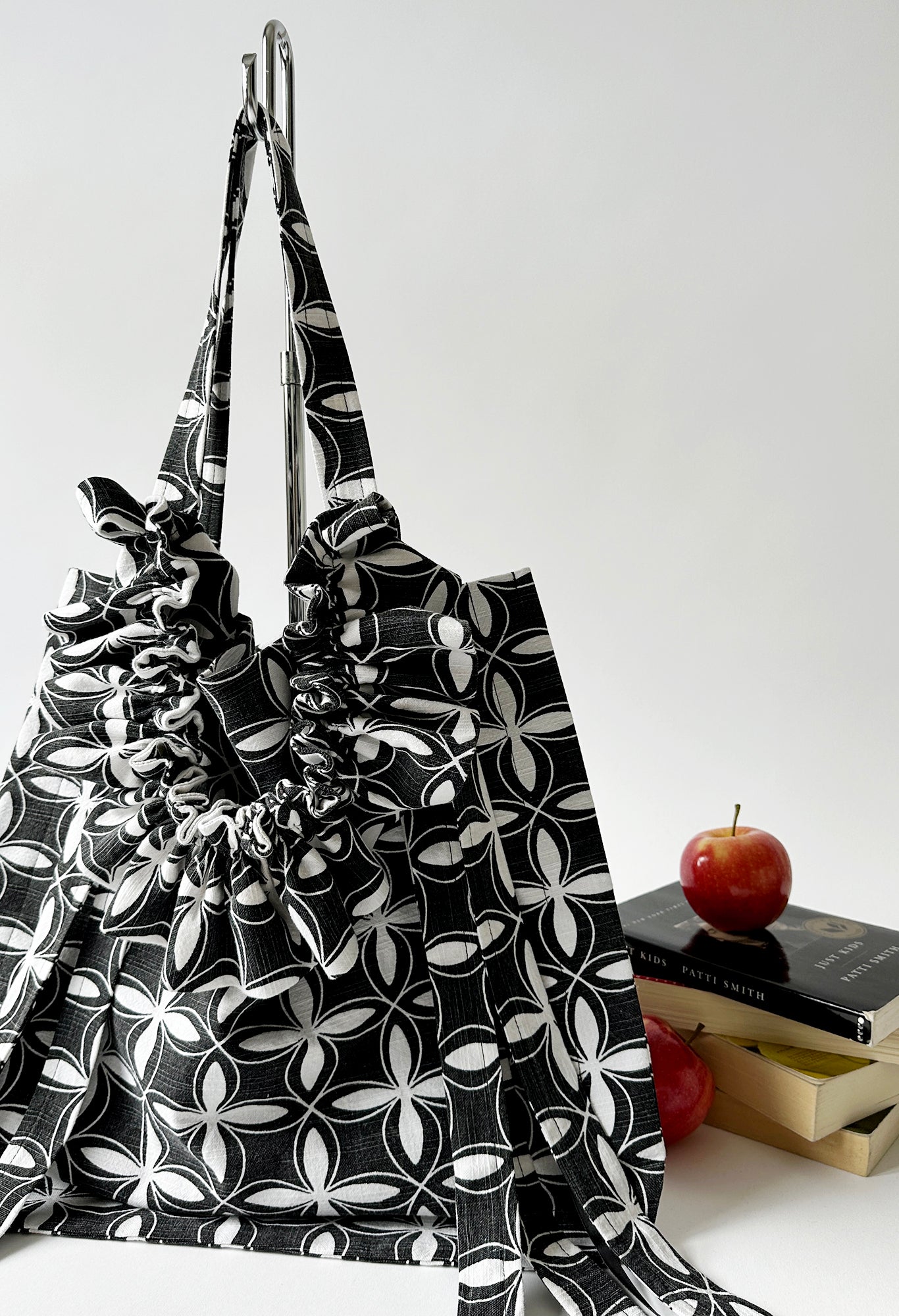 ALIYA TOTE BAG - FADED B&W FLORAL CANVAS