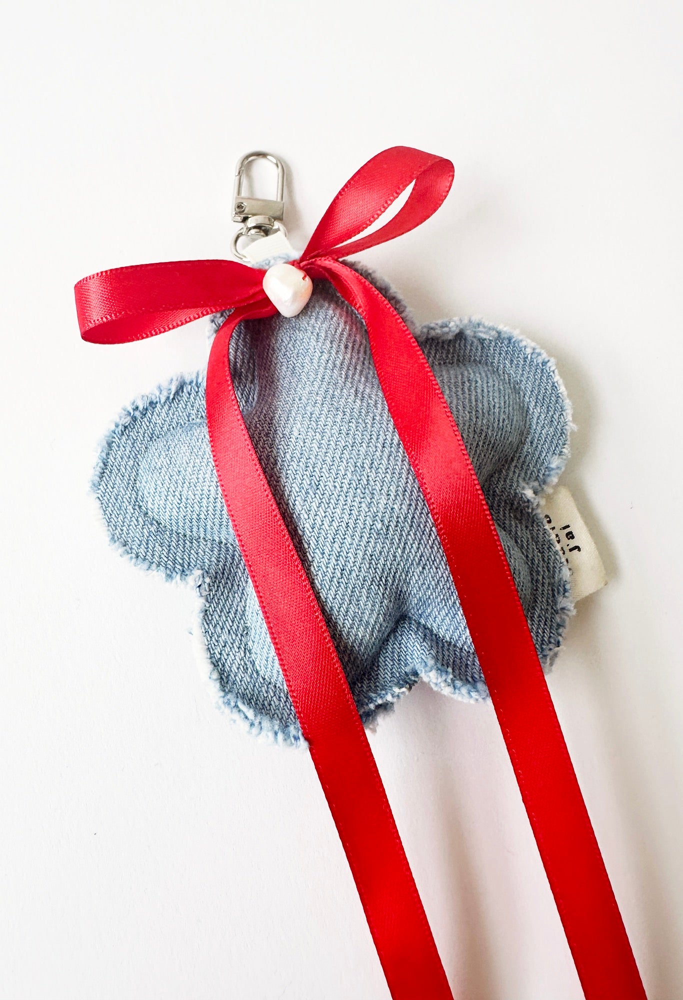 DENIM FLOWER CHARM - LIGHT WASH