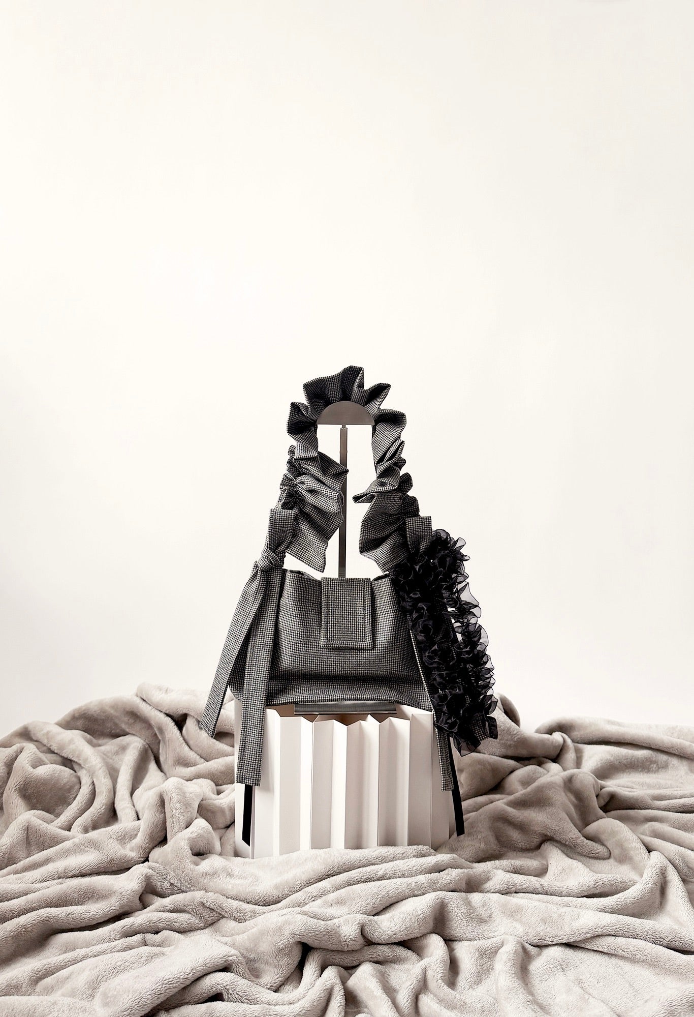 NAIA SHOULDER BAG - B/W HOUNDSTOOTH