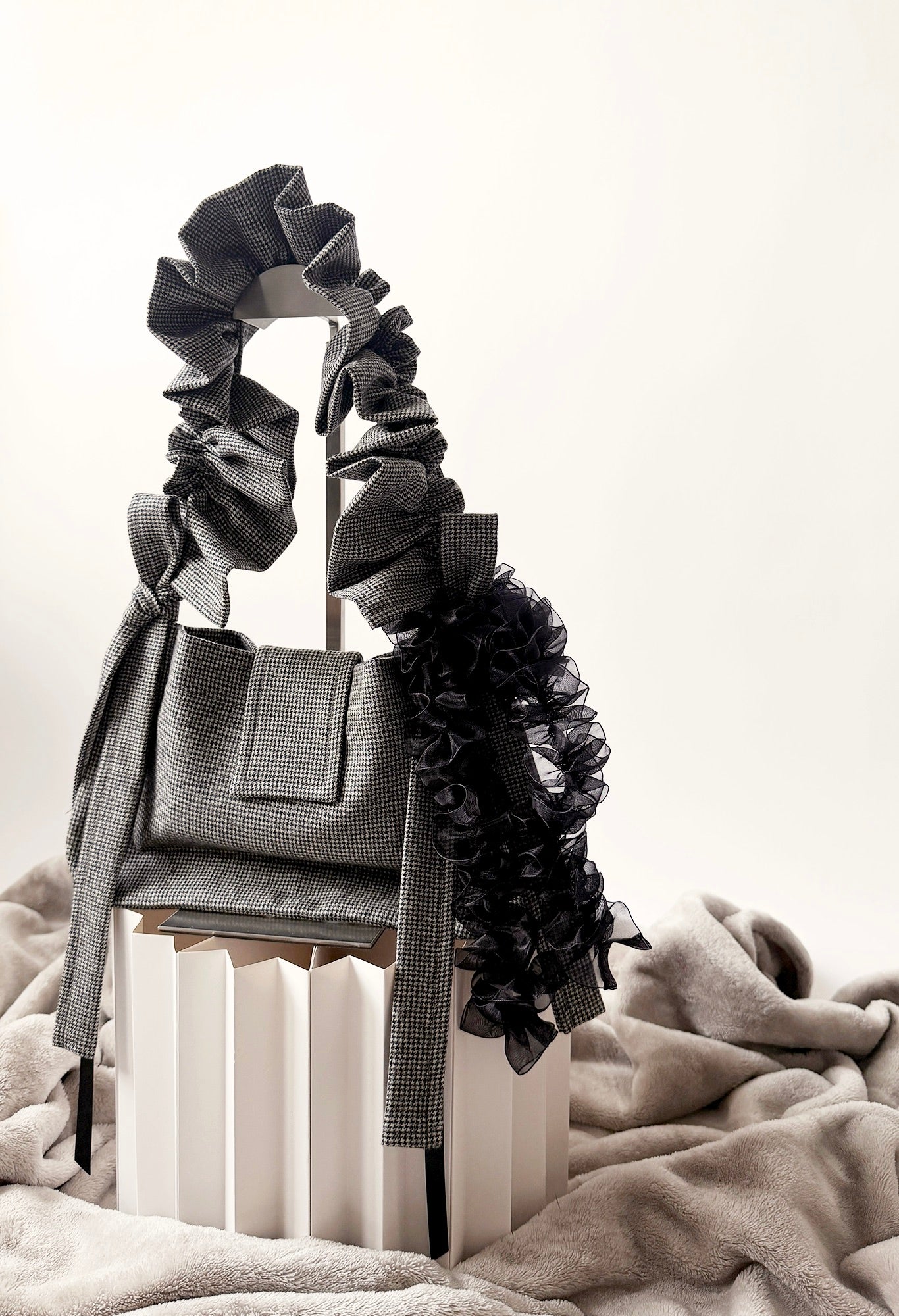 NAIA SHOULDER BAG - B/W HOUNDSTOOTH