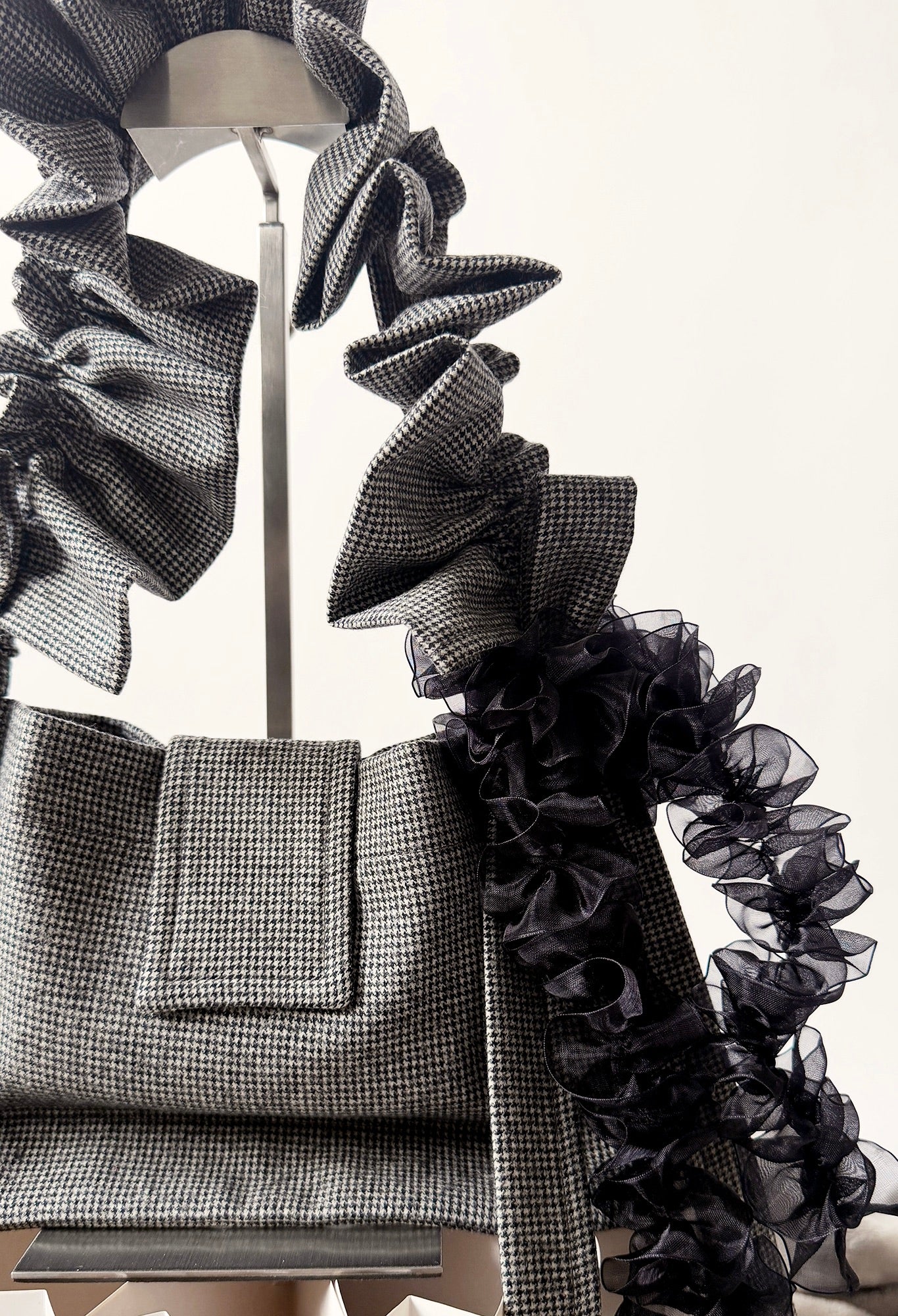 NAIA SHOULDER BAG - B/W HOUNDSTOOTH