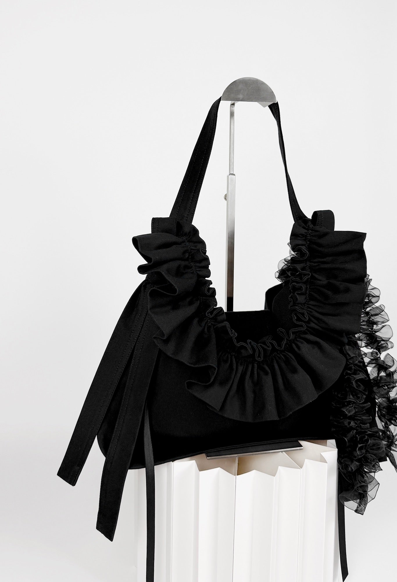 OVERSIZED NAIA SHOULDER BAG