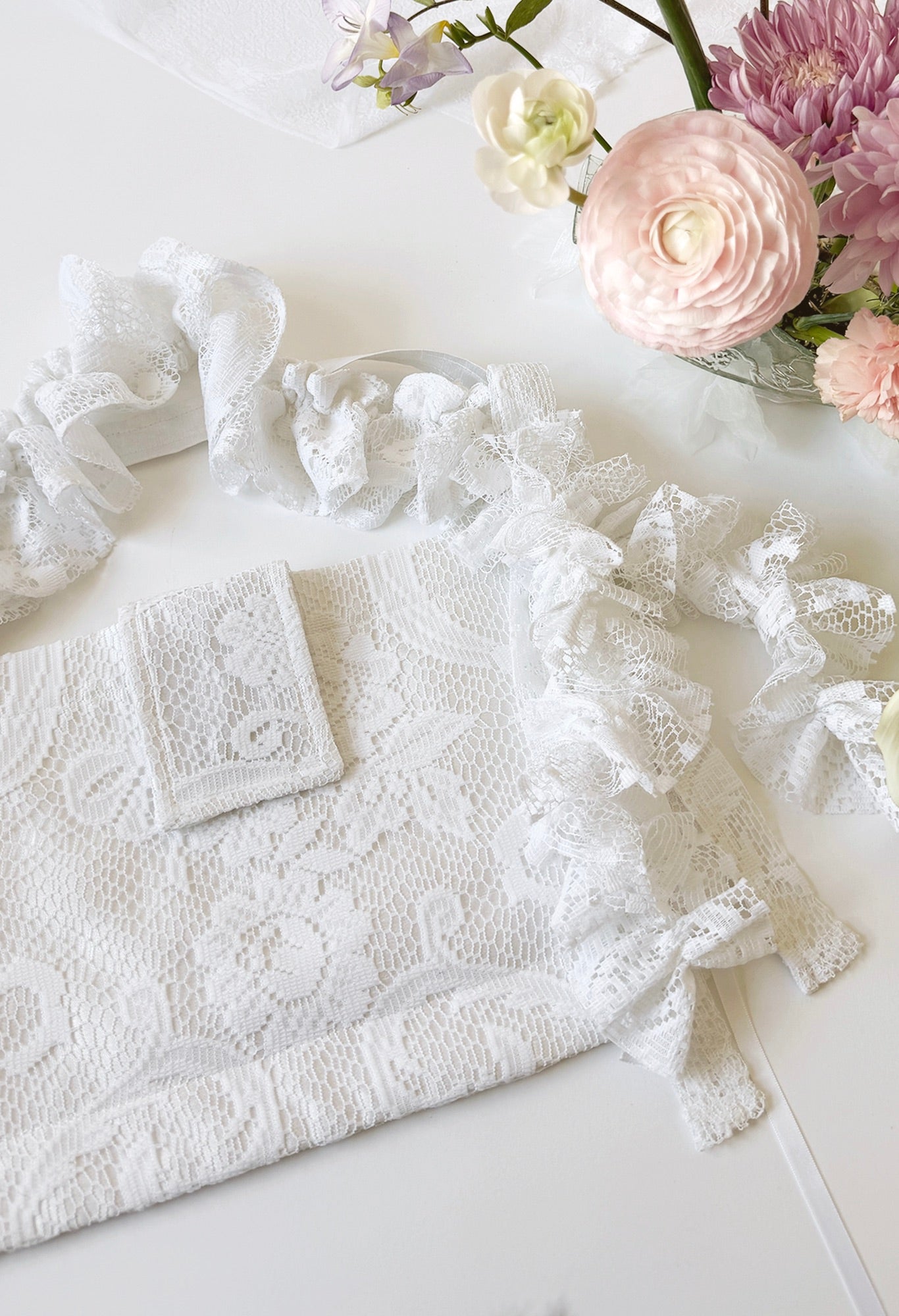 OVERSIZED NAIA SHOULDER BAG - WHITE LACE